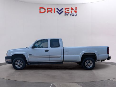 Used 2004 Chevrolet Silverado 2500 LT RWD image 2