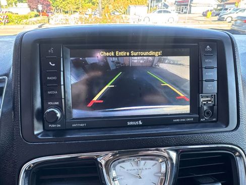 Used 2015 Chrysler Town & Country Touring FWD image 39