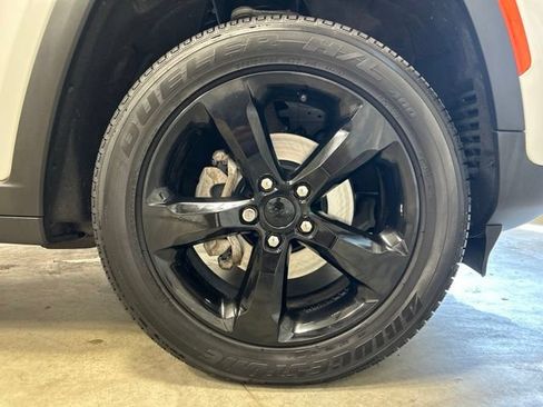 Used 2023 Jeep Grand Cherokee Altitude AWD/4WD image 11