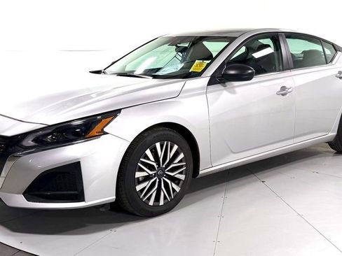 Used 2024 Nissan Altima 2.5 SV image 9