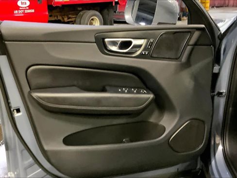 Used 2022 Volvo XC60 B5 Momentum w/ Climate Package image 22