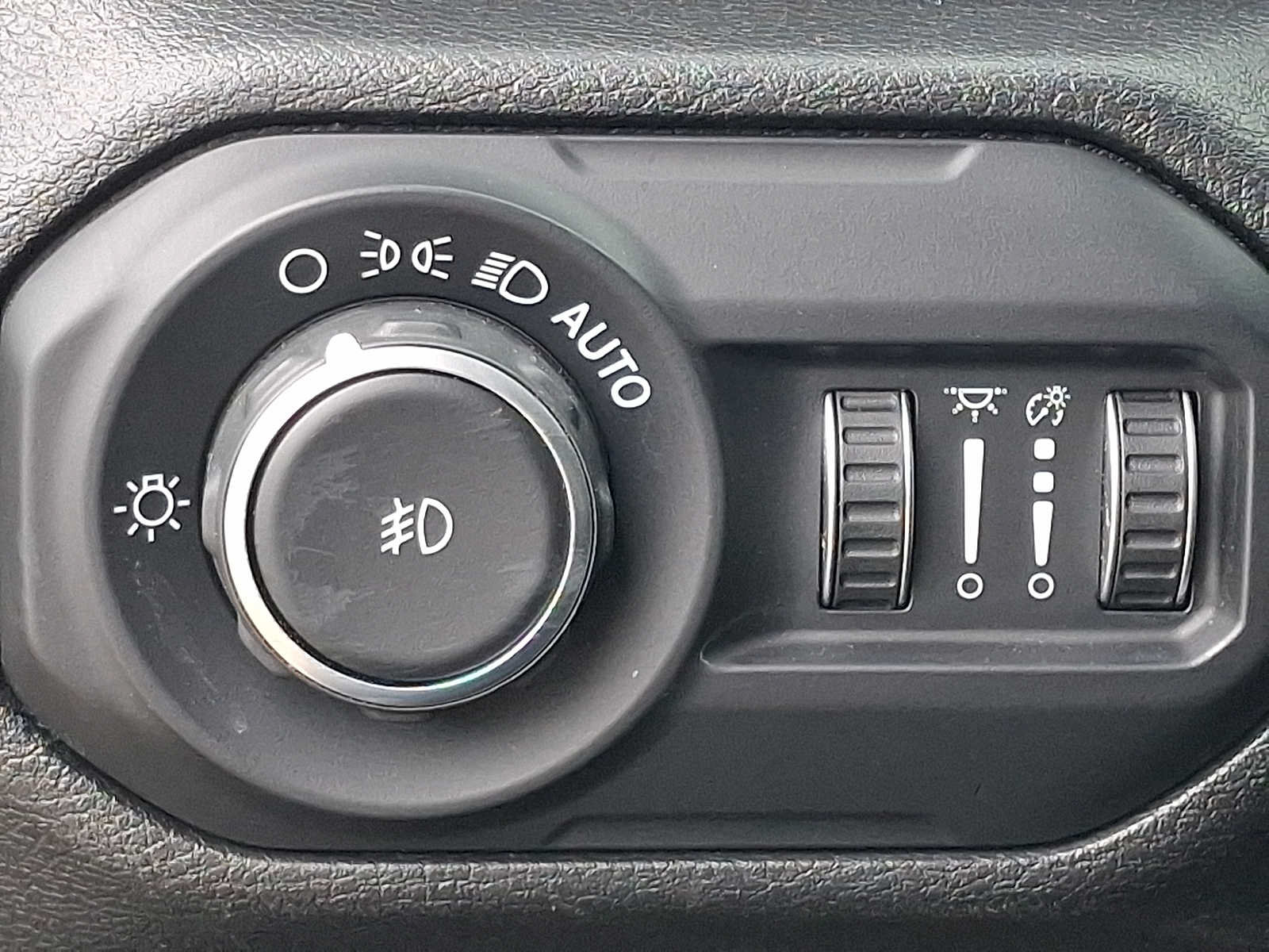 Used 2020 Jeep Wrangler Unlimited Sahara AWD/4WD image 25