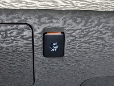 Used 2013 Toyota Sienna LE w/ Towing Pkg FWD image 25