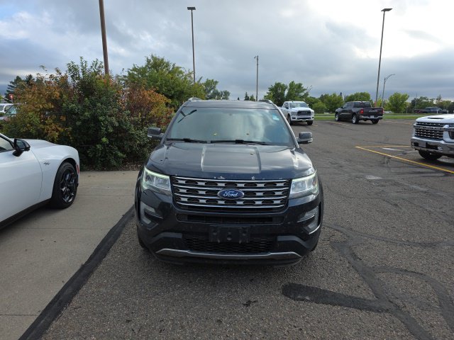 Used 2017 Ford Explorer XLT w/ Equipment Group 202A AWD/4WD image 2