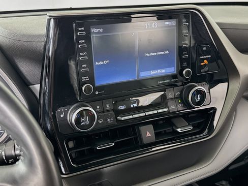 Used 2022 Toyota Highlander XLE AWD/4WD image 16