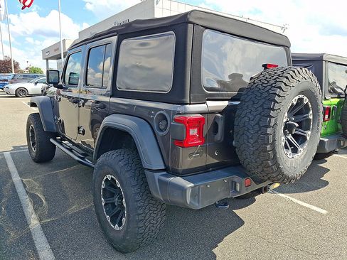 Used 2018 Jeep Wrangler Unlimited Sport S AWD/4WD image 3