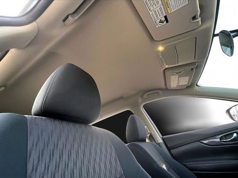 Used 2018 Nissan Rogue SV image 22