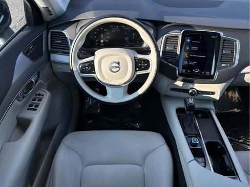 Used 2022 Volvo XC90 T5 Momentum image 14