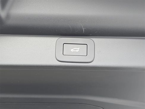 Certified 2025 Land Rover Range Rover SE image 13