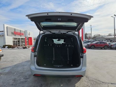 New 2026 Chrysler Pacifica Select w/ S Appearance Package image 9