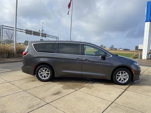 Used 2023 Chrysler Pacifica Touring-L image 12
