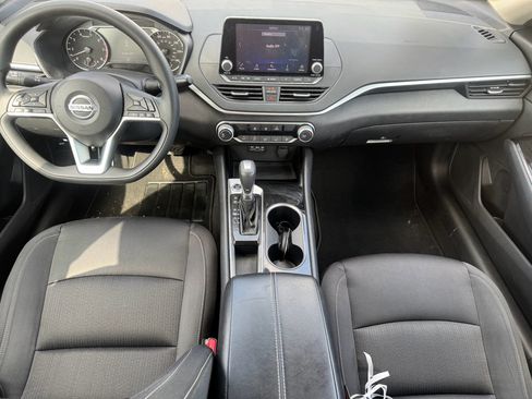 Used 2021 Nissan Altima 2.5 SV image 2