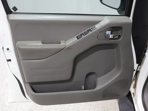 Used 2015 Nissan Frontier SV w/ SV Value Truck Package AWD/4WD image 13