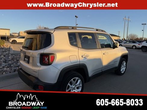 Used 2016 Jeep Renegade Latitude w/ Cold Weather Group image 6