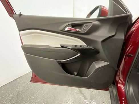 Used 2025 Chevrolet Trax LT w/ LT Convenience Package FWD image 9