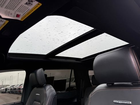 Used 2023 Ford Expedition Platinum AWD/4WD image 6