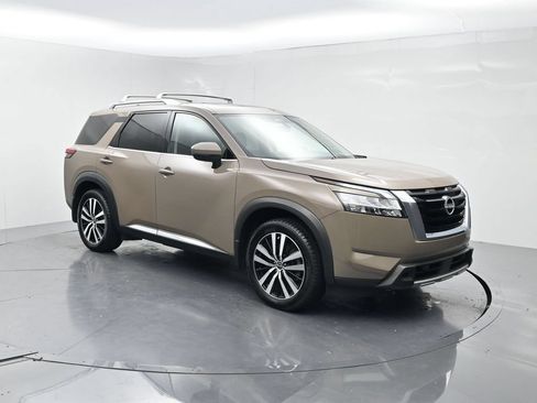 Used 2023 Nissan Pathfinder Platinum AWD/4WD image 2