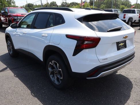 New 2026 Chevrolet Trax LT w/ LT Convenience Package FWD image 3
