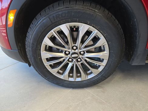 Used 2024 Cadillac XT4 Premium Luxury image 32