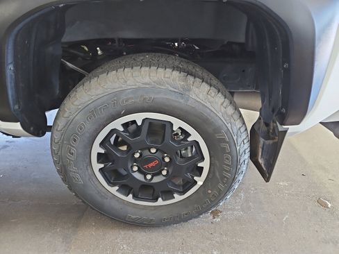 Used 2024 Toyota Tacoma TRD Off-Road w/ TRD Off Road Premium Package image 27