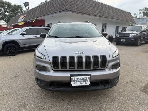 Used 2017 Jeep Cherokee Sport w/ Trailer Tow Group AWD/4WD image 9