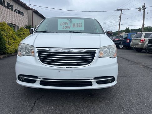 Used 2014 Chrysler Town & Country Touring-L FWD image 3