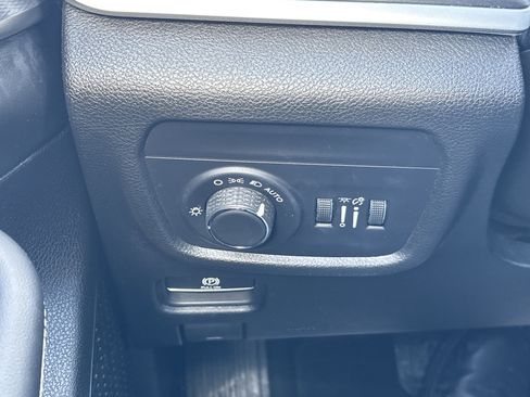 Used 2023 Jeep Grand Cherokee L Laredo image 29