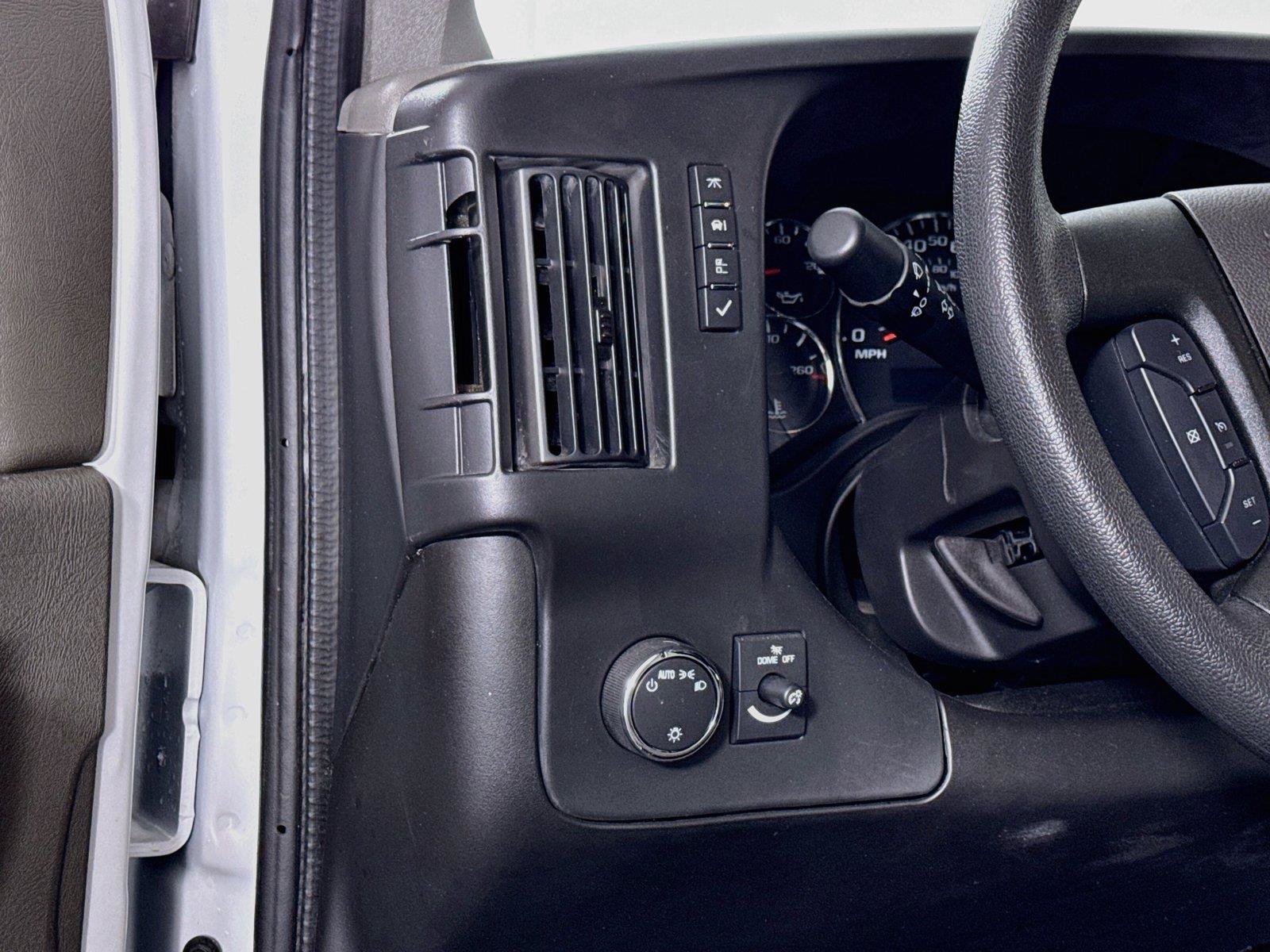 Used 2025 Chevrolet Express 3500 LT w/ LT Preferred Equipment Group RWD image 4