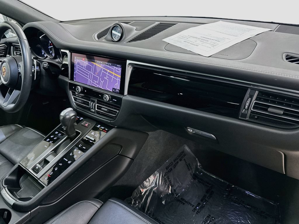 Certified 2025 Porsche Macan AWD/4WD image 30