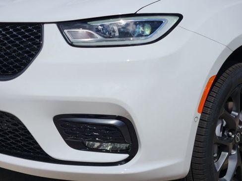 New 2026 Chrysler Pacifica Select image 5