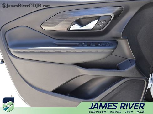 Used 2024 GMC Terrain SLE FWD image 19
