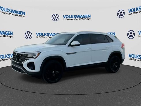 Used 2024 Volkswagen Atlas Cross Sport SE w/ Panoramic Sunroof Package FWD image 4