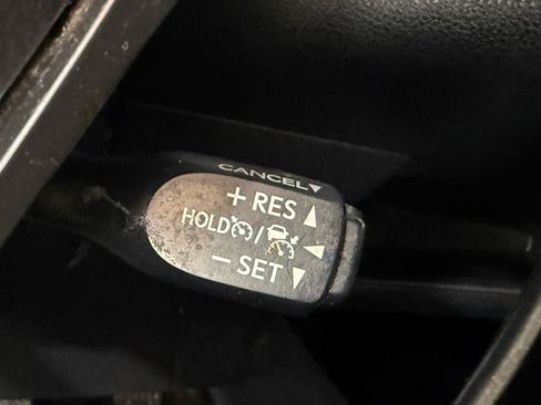 Used 2019 Toyota C-HR XLE FWD image 28