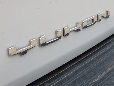 Used 2024 GMC Yukon XL SLT image 10