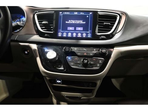 Used 2018 Chrysler Pacifica Touring-L FWD image 23