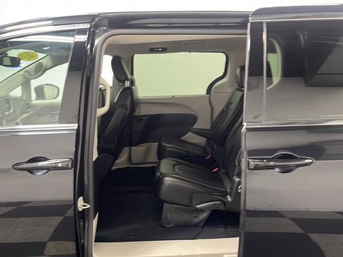 Used 2023 Chrysler Pacifica Touring-L FWD image 15
