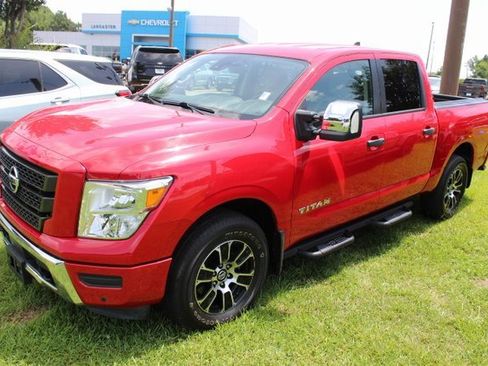 Used 2022 Nissan Titan SV w/ SV Convenience Package image 3
