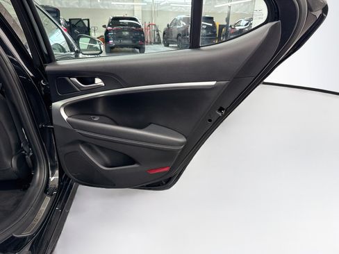 Used 2025 Genesis G70 2.5T RWD image 31