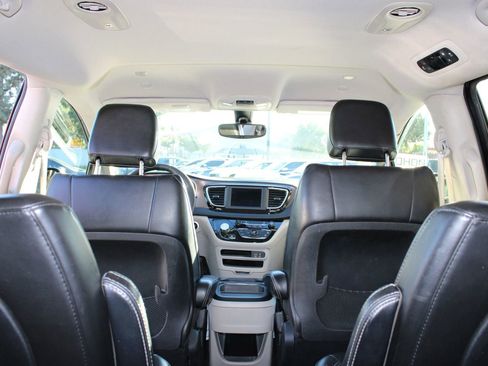 Used 2020 Chrysler Voyager Lxi image 10