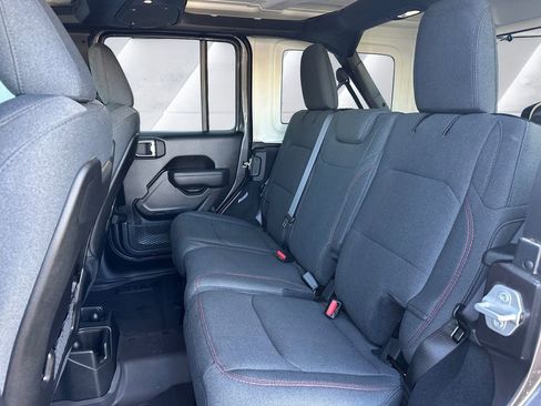 Used 2025 Jeep Wrangler Rubicon image 18