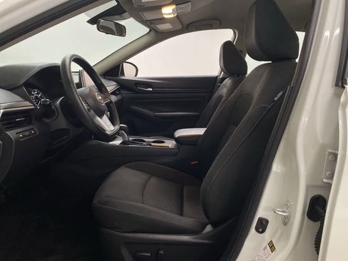 Used 2025 Nissan Altima 2.5 SV FWD image 13