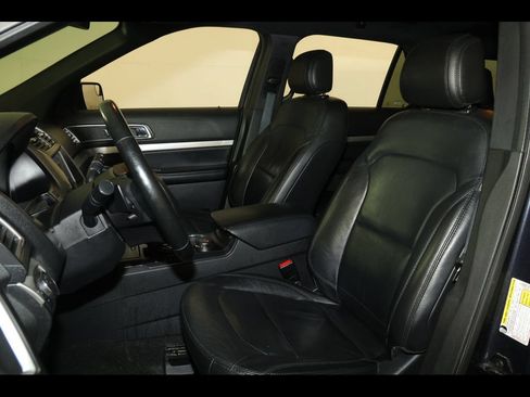 Used 2017 Ford Explorer XLT w/ Equipment Group 202A AWD/4WD image 2