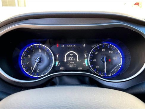 Certified 2024 Chrysler Pacifica Touring-L image 9