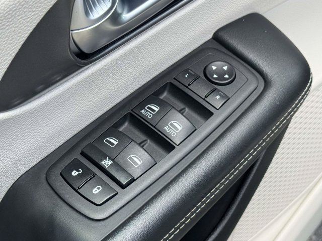 Used 2023 Chrysler Pacifica Touring-L FWD image 21