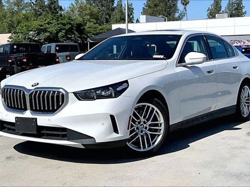 Used 2024 BMW 530i RWD image 2