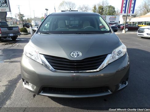 Used 2014 Toyota Sienna LE FWD image 2