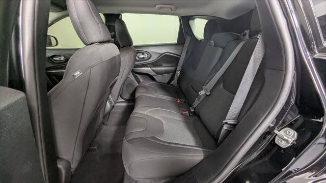 Used 2020 Jeep Cherokee Latitude AWD/4WD image 17