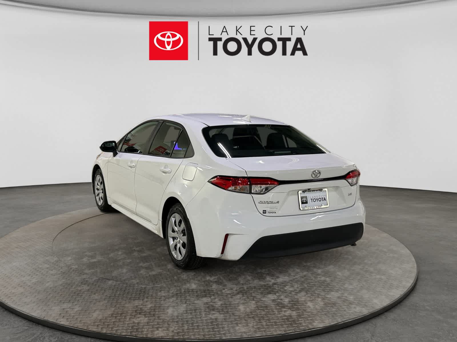 Used 2025 Toyota Corolla LE FWD image 5