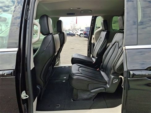 Used 2024 Chrysler Pacifica Touring-L image 10