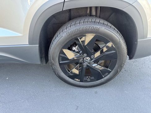 Certified 2025 Volkswagen Taos SE w/ Panoramic Sunroof Package image 6